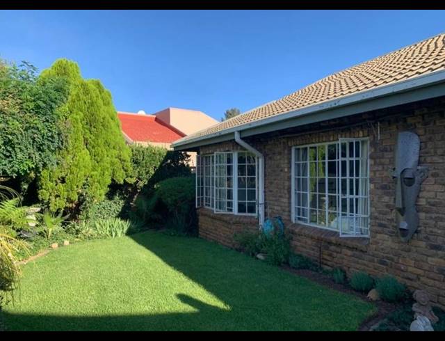 3 BEDROOM TOWNHOUSE FOR SALE IN VANDERBIJLPARK SE 3